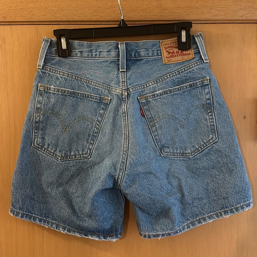 Levi’s 501 Women’s Mid Thigh Denim Jean Shorts Button Fly Size W26 - Picture 5 of 9